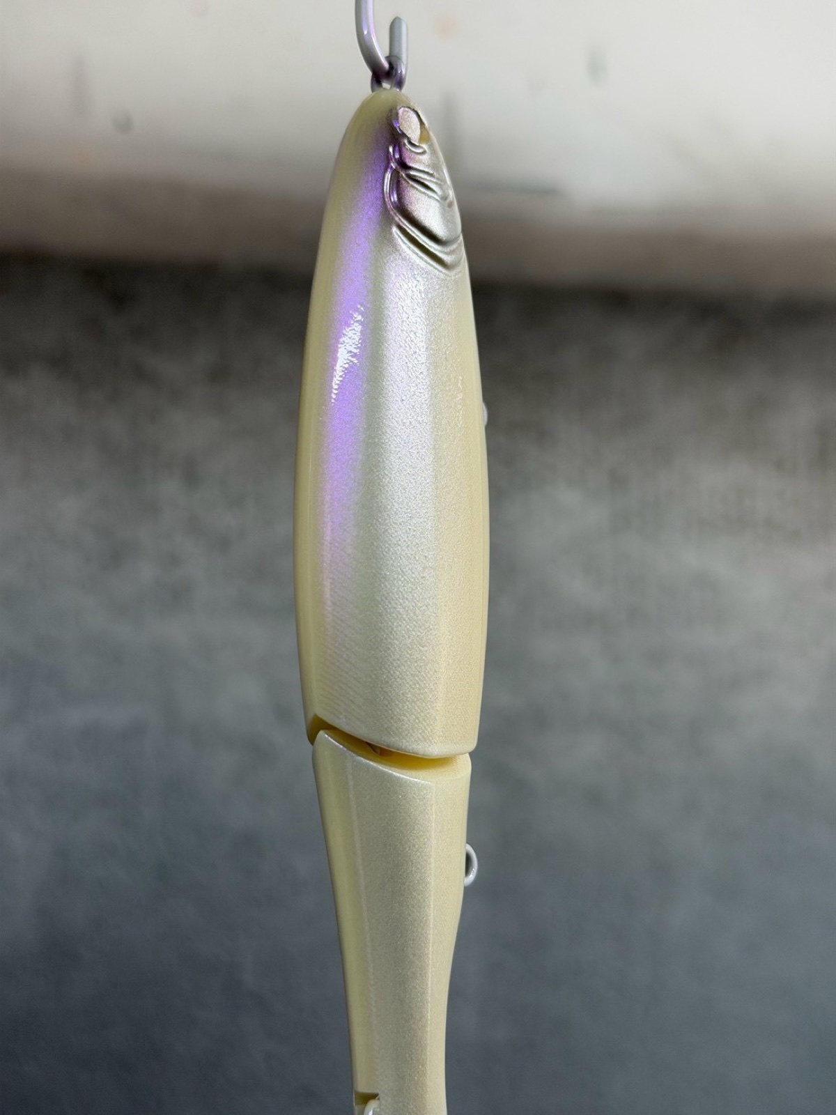 光の角度でバイオレットに輝くBONE PEARL